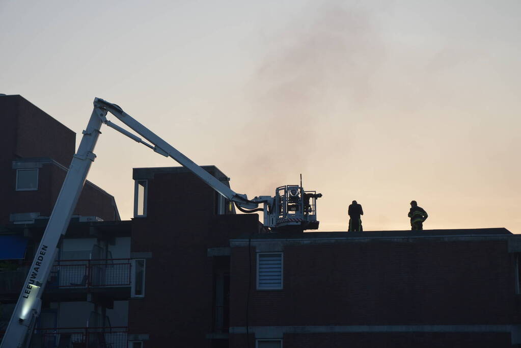 Hevige brand op dak van flatgebouw