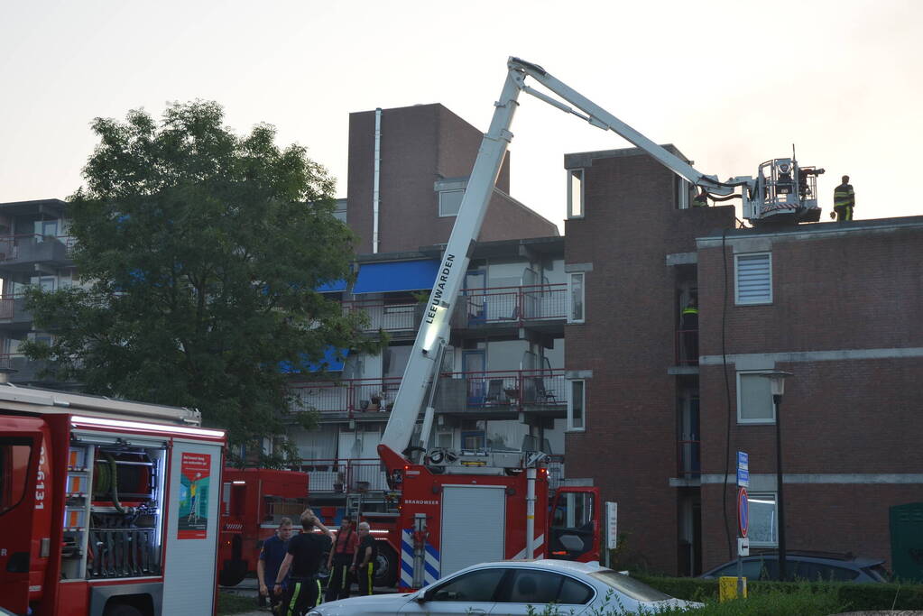 Hevige brand op dak van flatgebouw