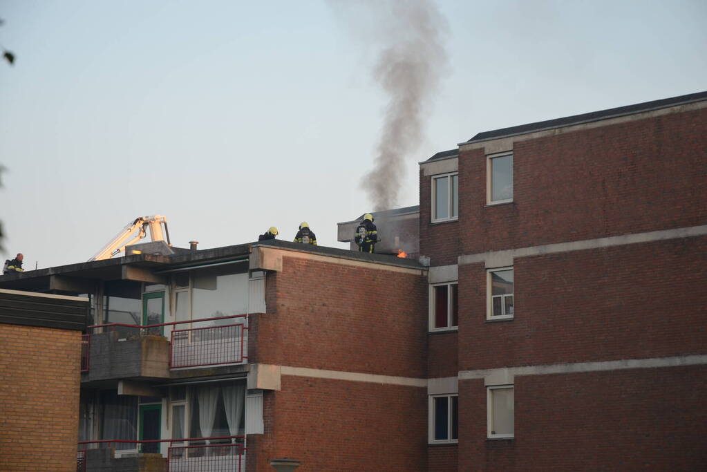 Hevige brand op dak van flatgebouw