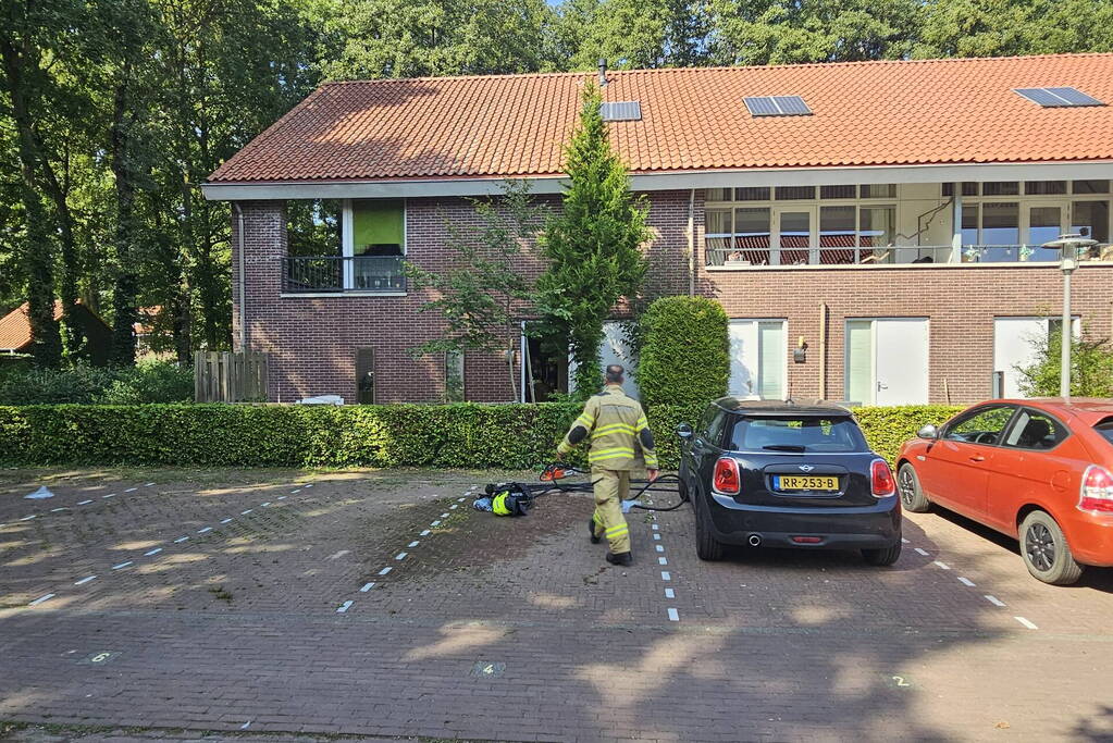 Brandweer forceert deur voor woningbrand