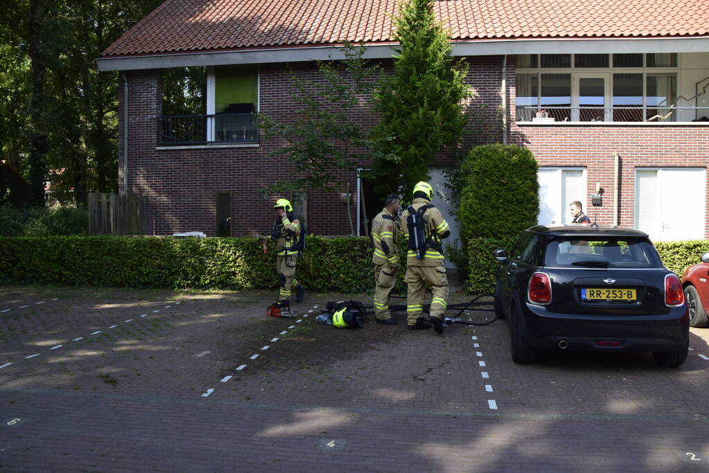 Brandweer forceert deur voor woningbrand