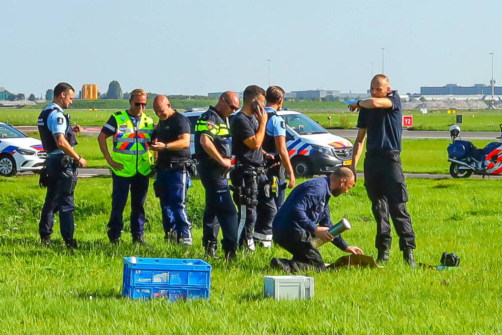 Politie verricht onderzoek bij luchthaven