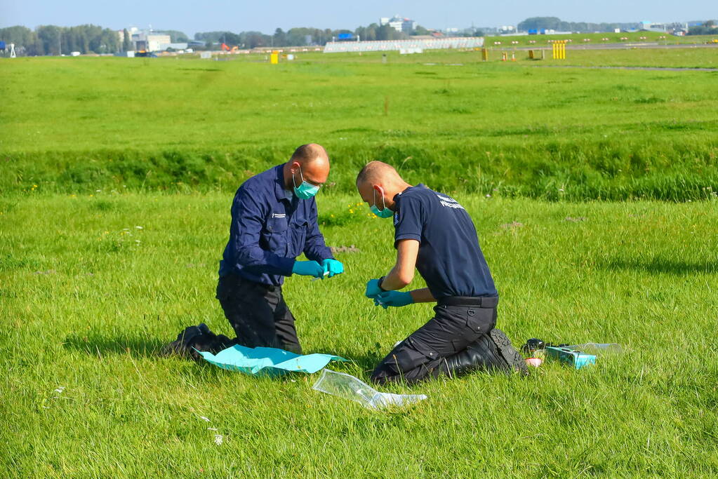 Politie verricht onderzoek bij luchthaven