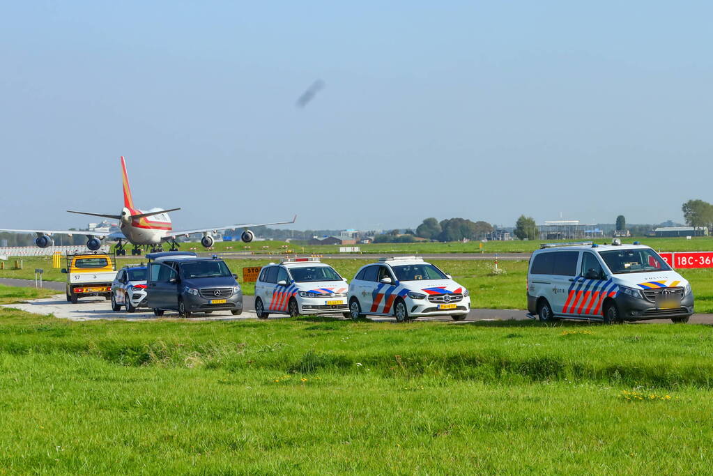 Politie verricht onderzoek bij luchthaven