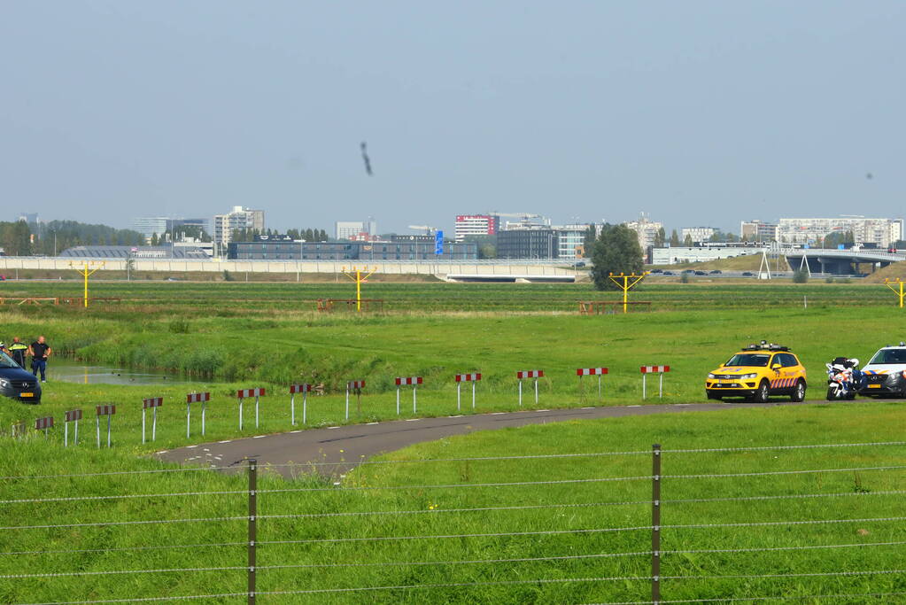 Politie verricht onderzoek bij luchthaven