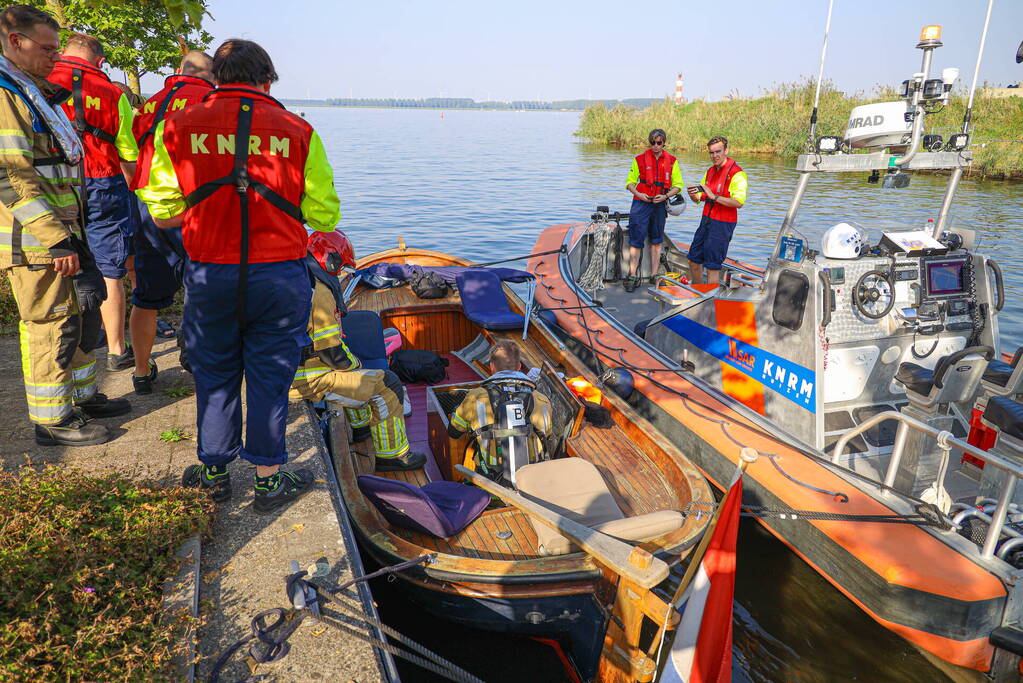 Motor van sloep oververhit op Gooimeer