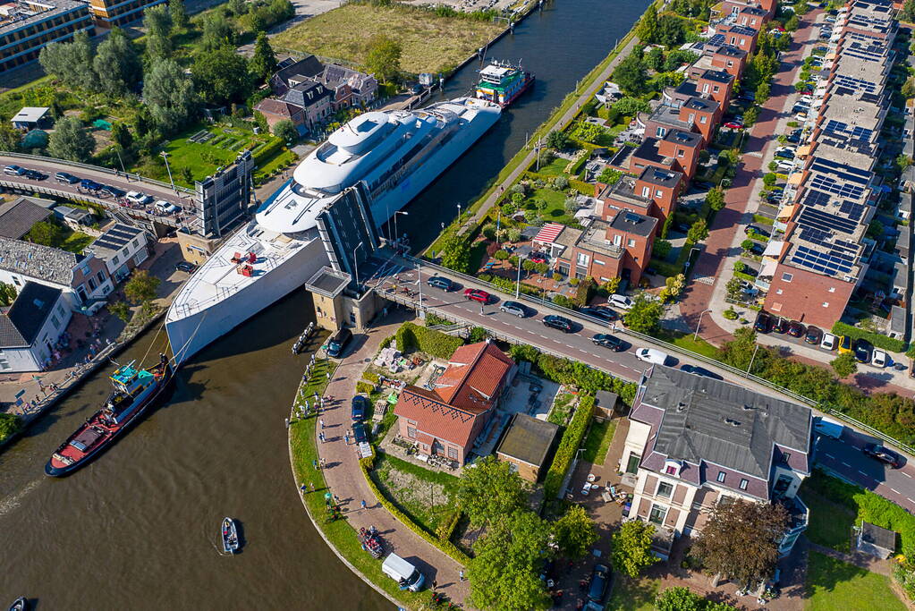 Gigantisch jacht wurmt zich door Alphen aan den Rijn