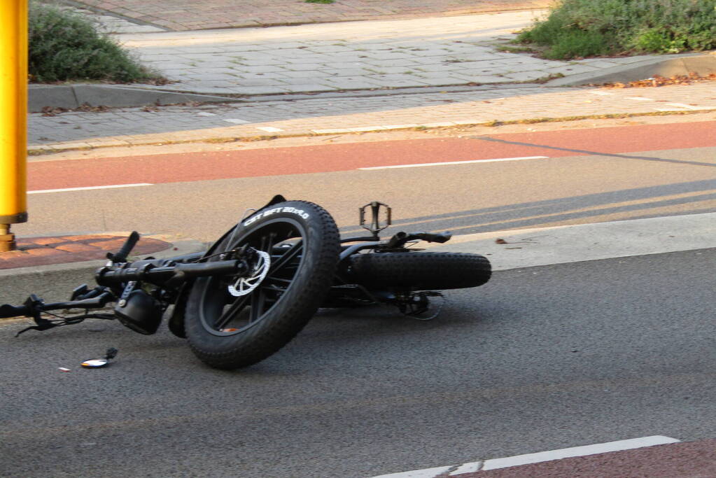 Twee gewonden bij ernstig ongeval tussen automobilist en fatbike