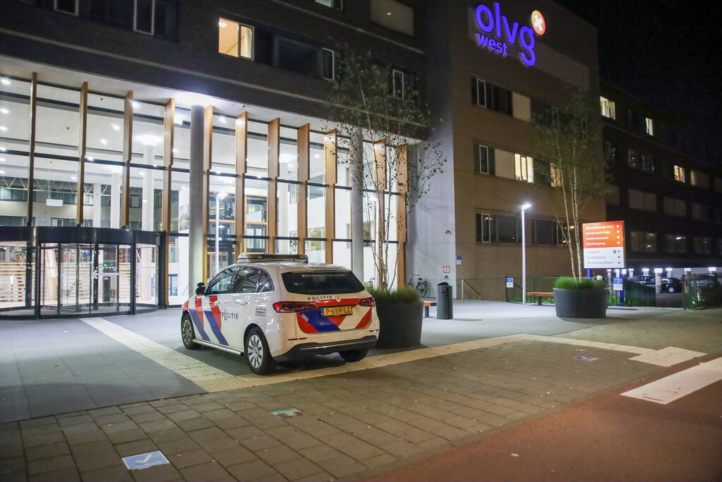 Persoon gewond na melding van steekincident bij ziekenhuis