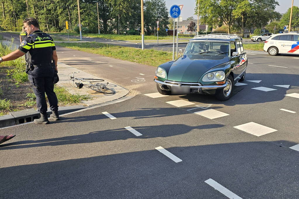 Wielrenner en automobilist in botsing