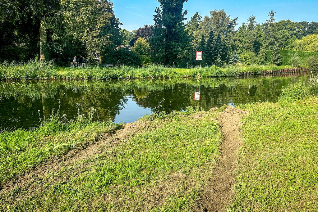 BMW verdwijnt volledig onder water