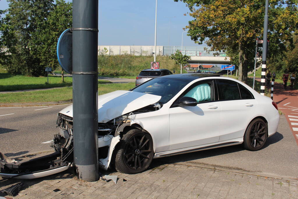 Automobilist botste op paal