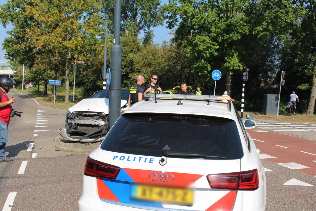 Automobilist botste op paal