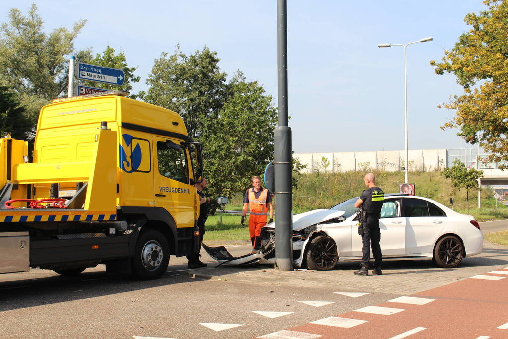 Automobilist botste op paal