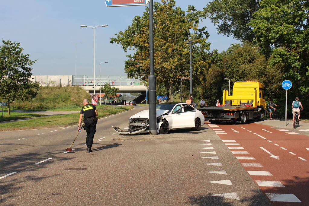 Automobilist botste op paal