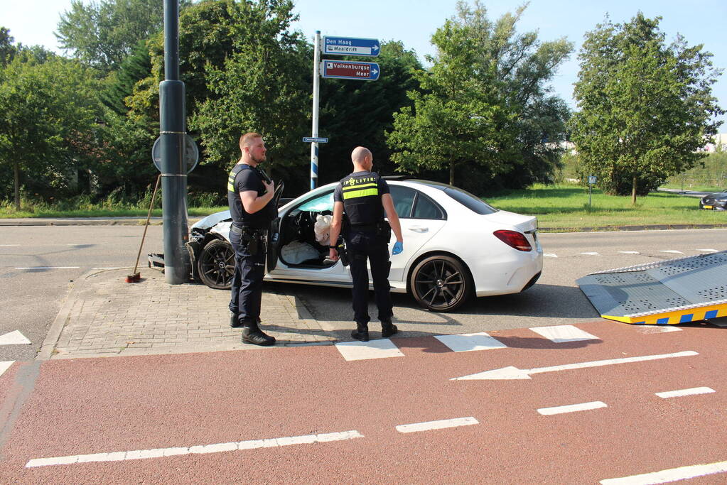 Automobilist botste op paal