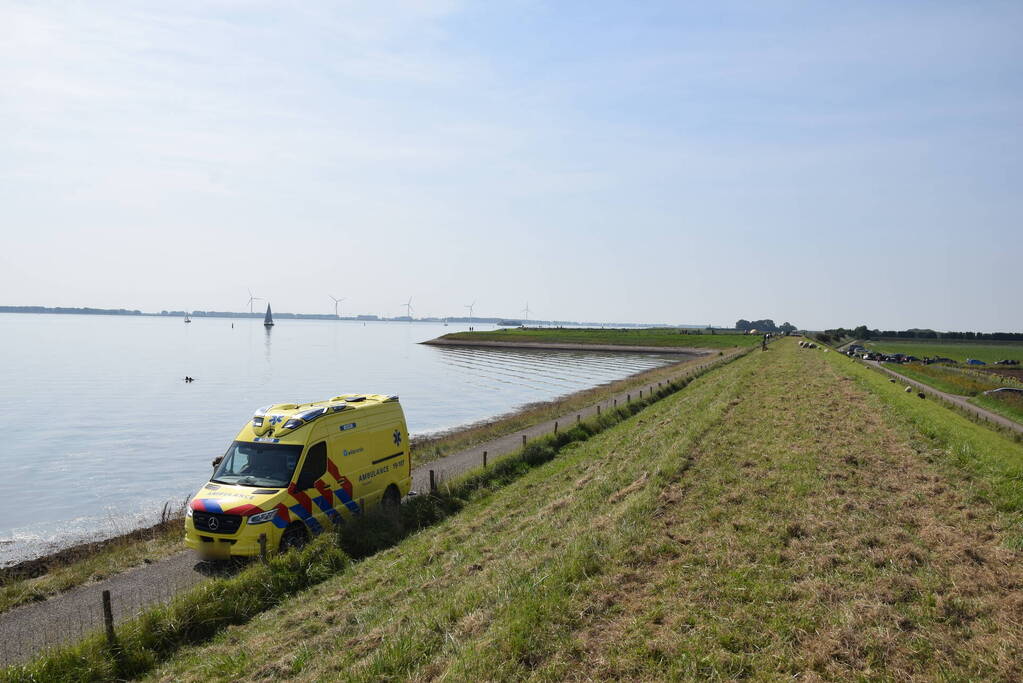 Duiker in problemen uit water gehaald