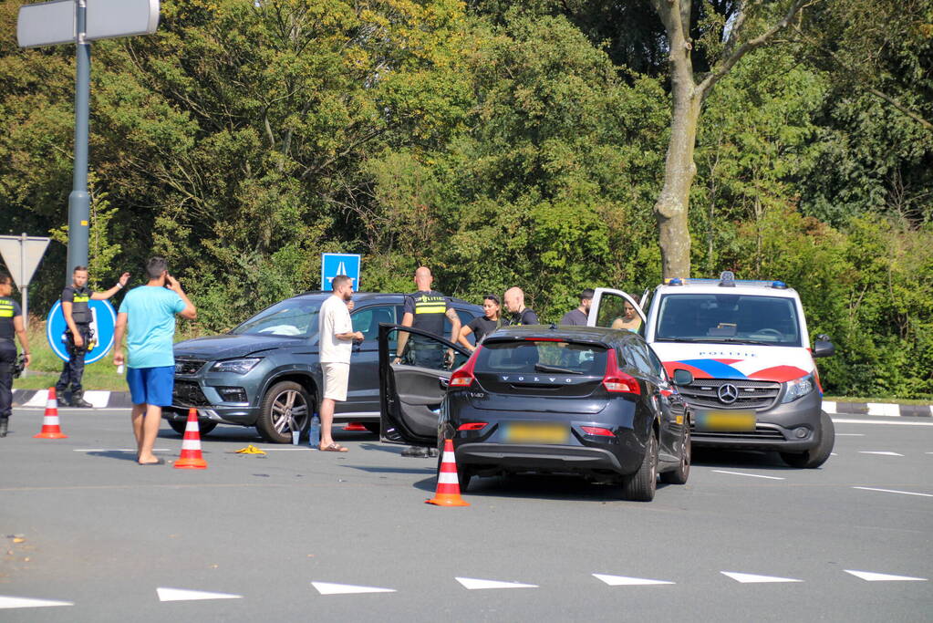 Personenauto's in botsing op kruising