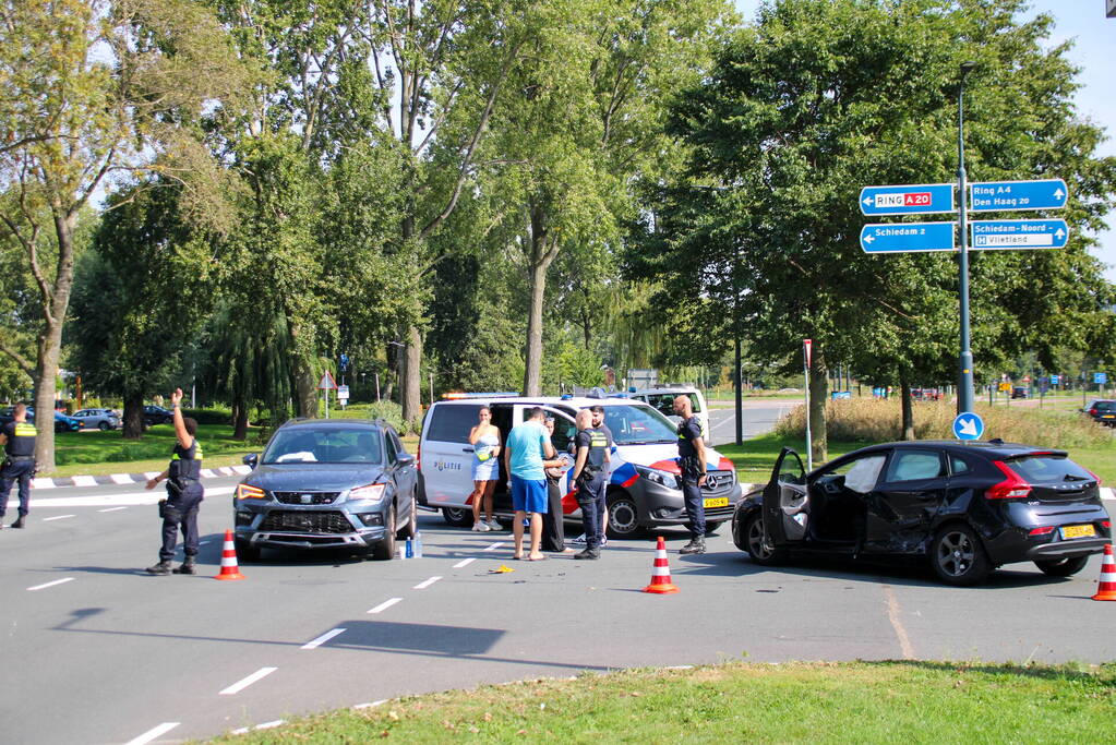 Personenauto's in botsing op kruising