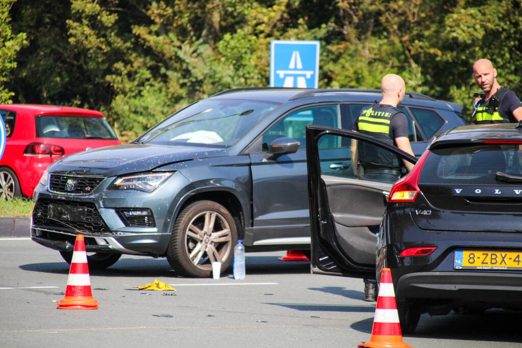 Personenauto's in botsing op kruising