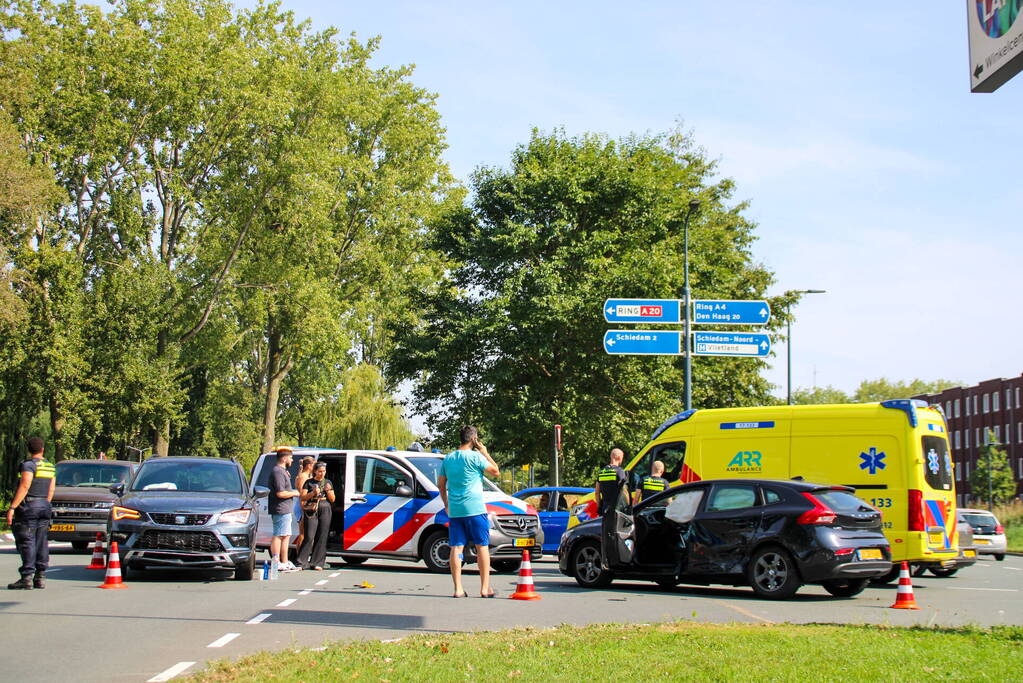 Personenauto's in botsing op kruising