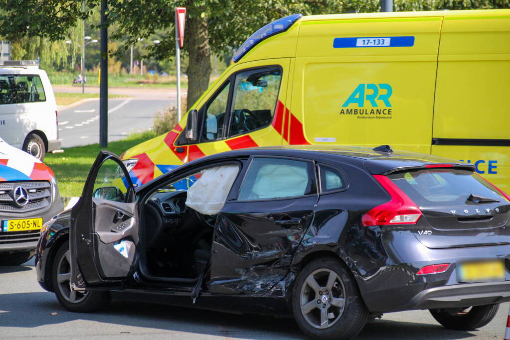 Personenauto's in botsing op kruising