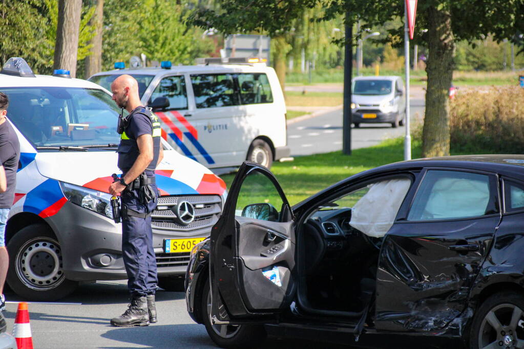 Personenauto's in botsing op kruising