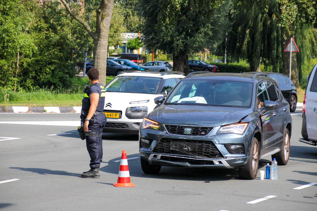 Personenauto's in botsing op kruising