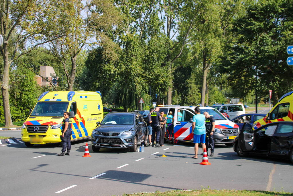 Personenauto's in botsing op kruising