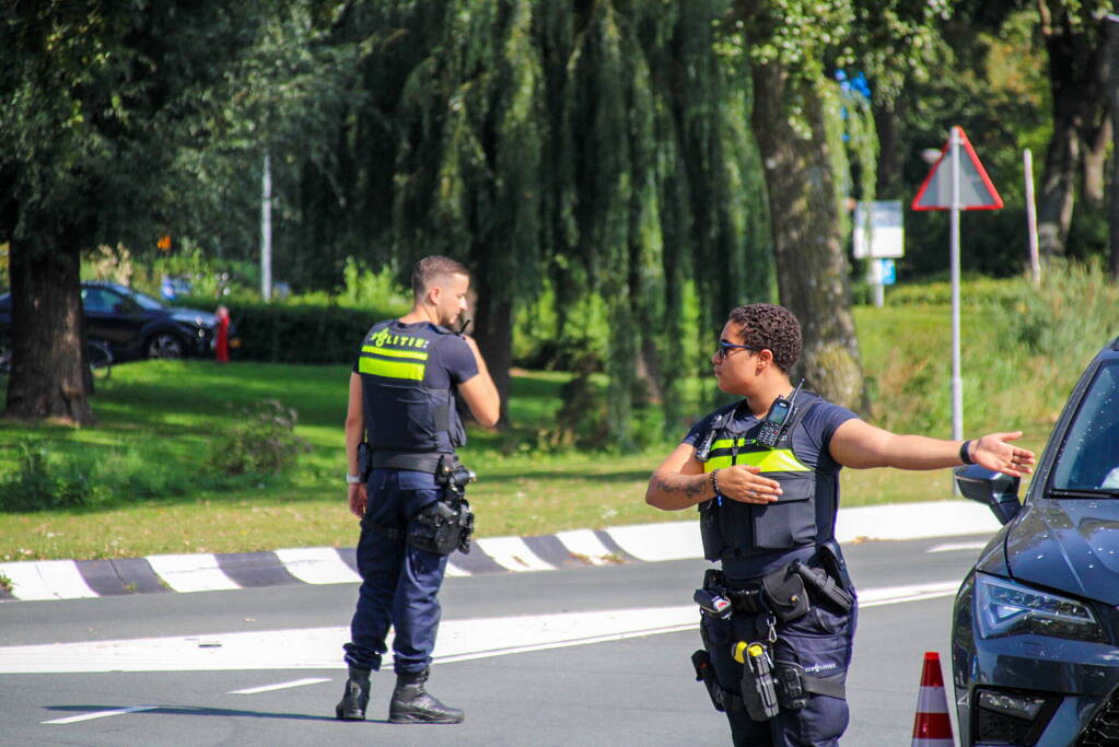 Personenauto's in botsing op kruising