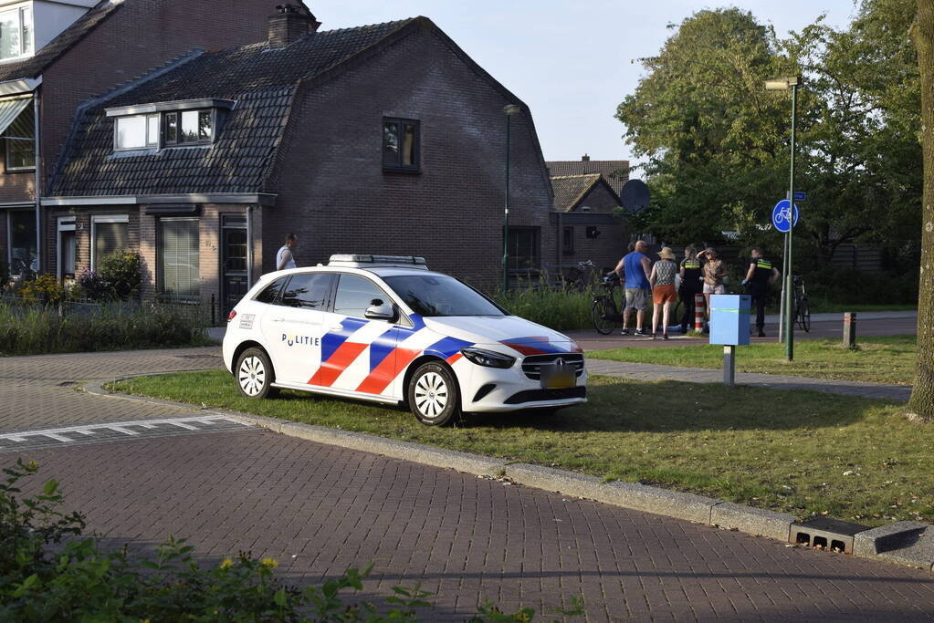 Fietser gewond bij botsing tegen paal