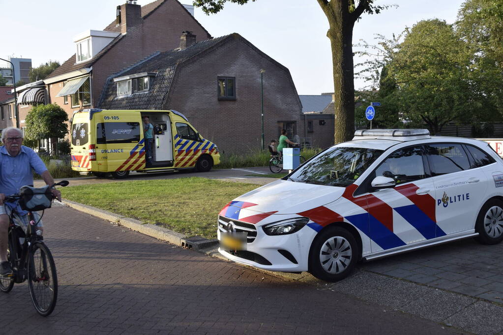 Fietser gewond bij botsing tegen paal