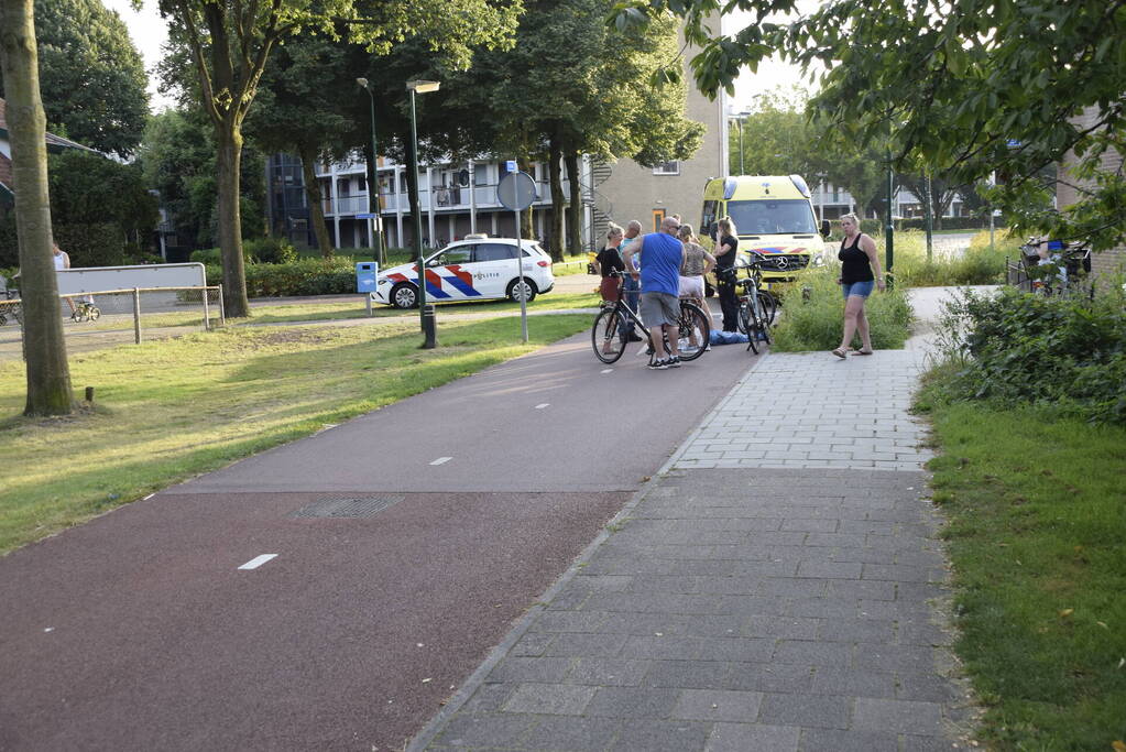 Fietser gewond bij botsing tegen paal