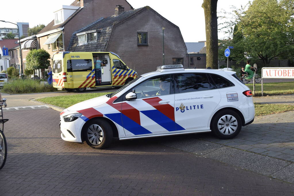 Fietser gewond bij botsing tegen paal