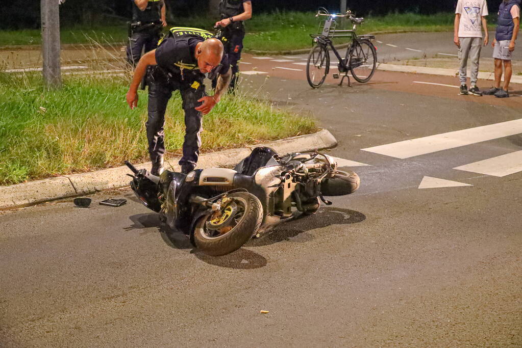 Eigenaar ziet zijn gestolen scooter rijden en zet achtervolging in