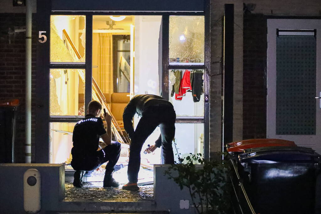 Voordeur aan diggelen na explosie