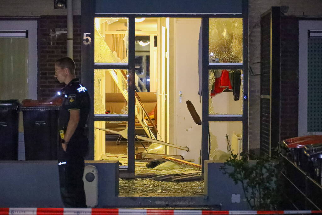 Voordeur aan diggelen na explosie