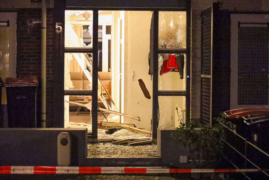 Voordeur aan diggelen na explosie