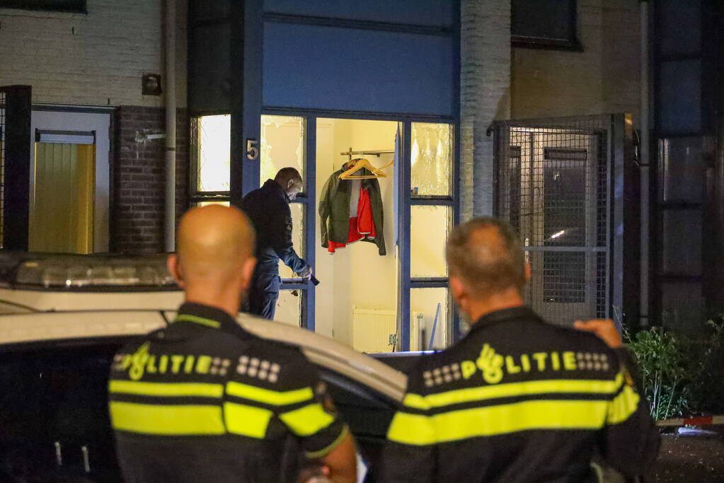 Voordeur aan diggelen na explosie