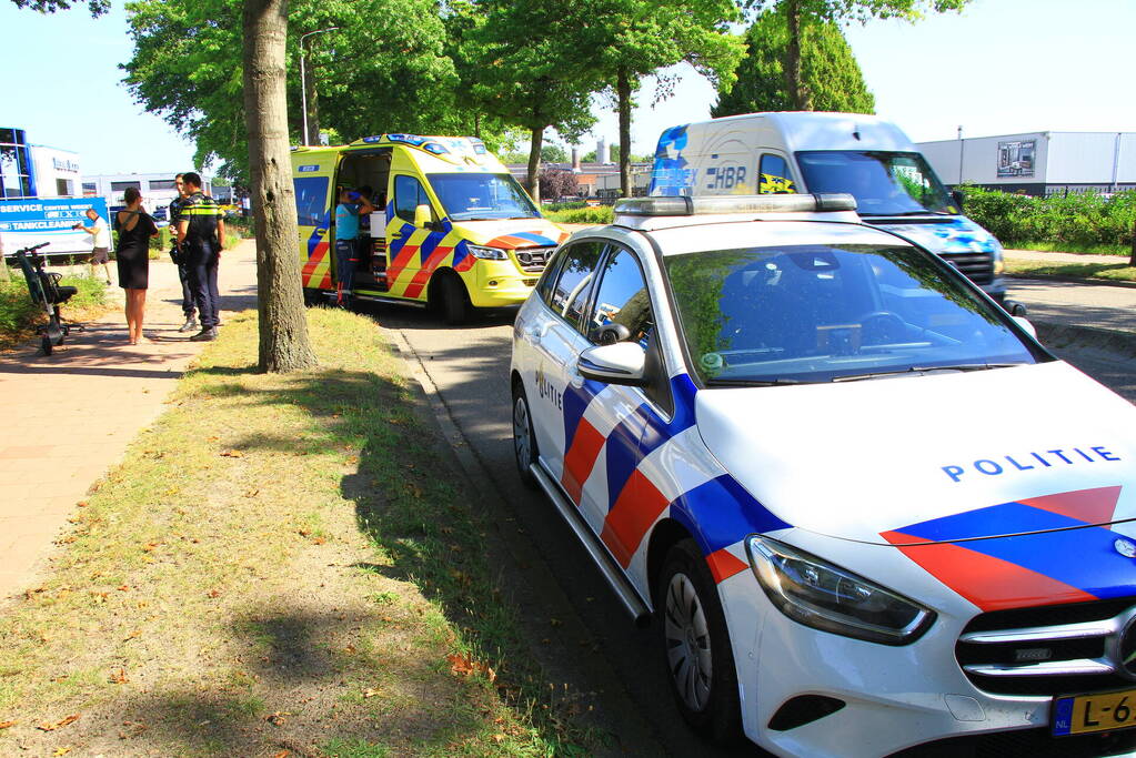 Maserati Levante zwaar beschadigd bij botsing met vrachtwagen