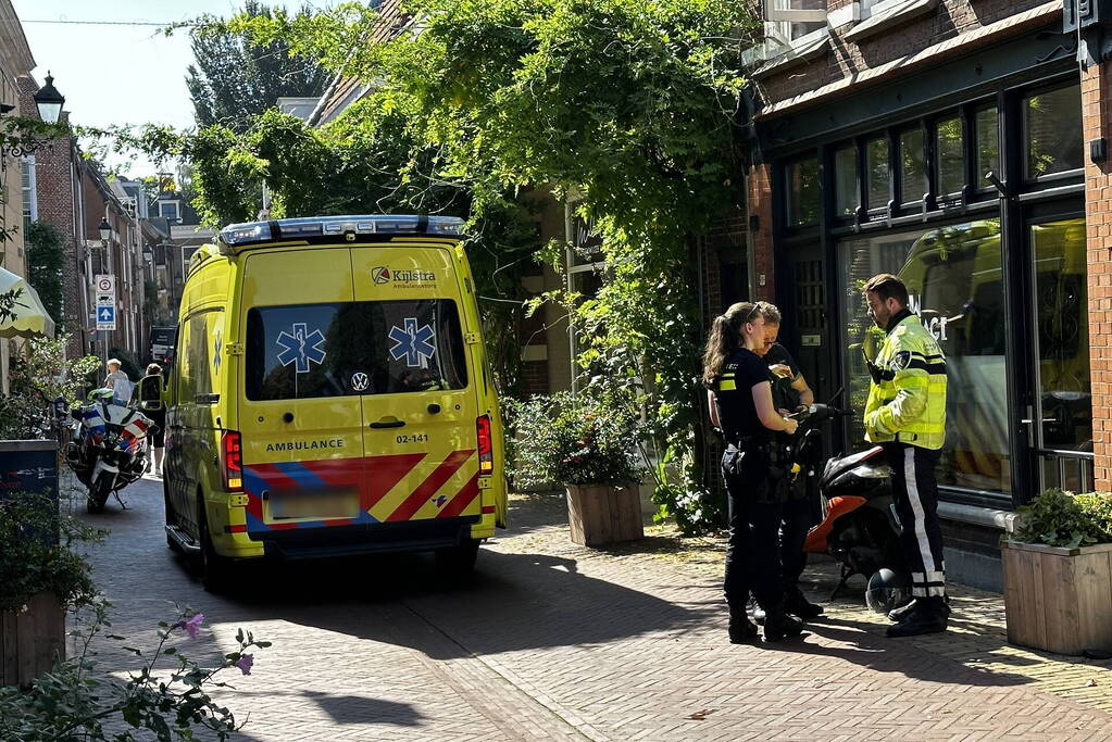 Persoon hard ten val met scooter