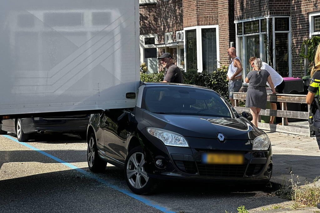 Trailer van vrachtwagen schiet los en ramt auto