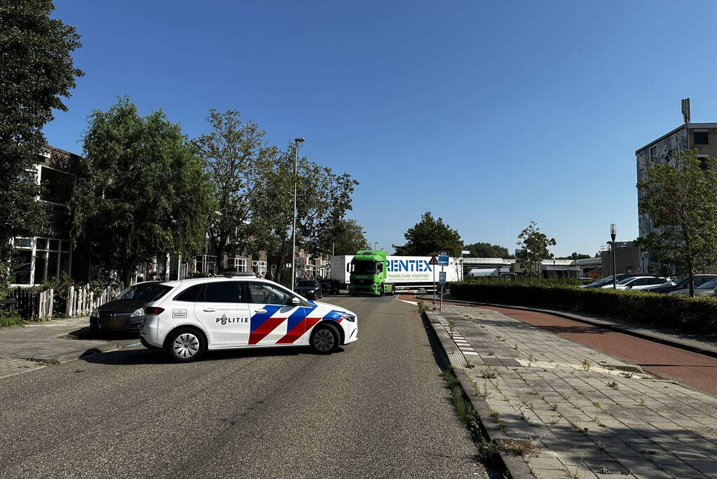 Trailer van vrachtwagen schiet los en ramt auto