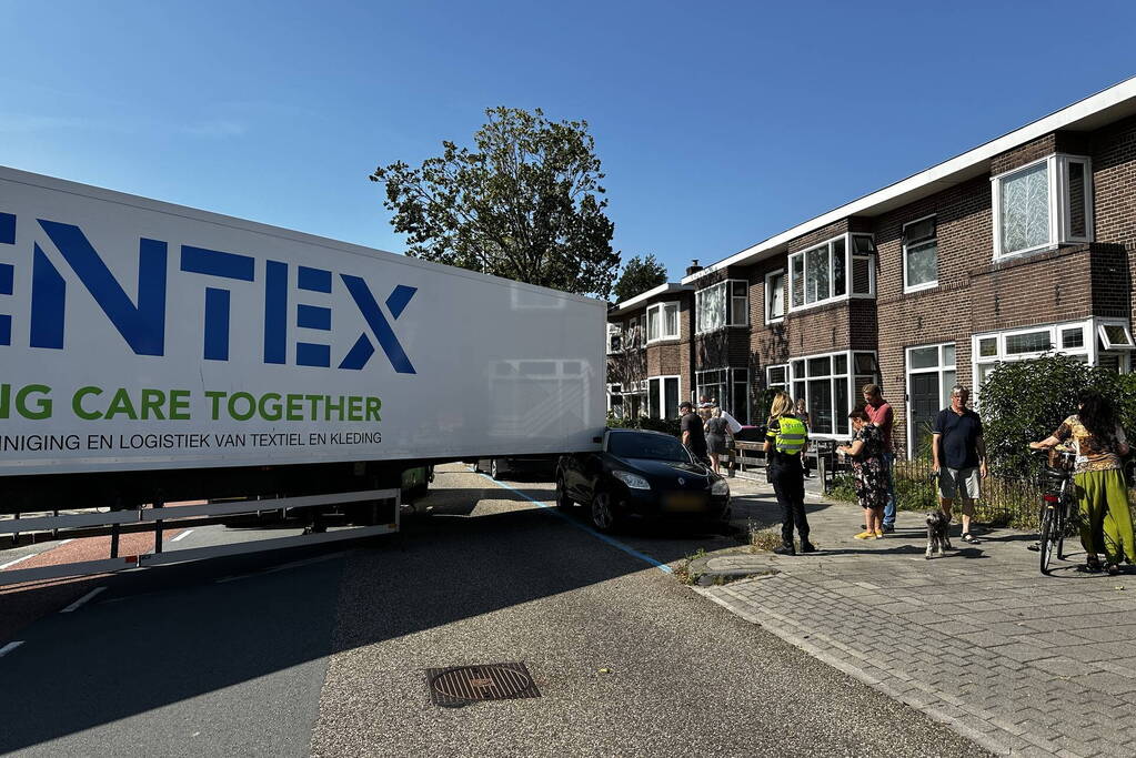 Trailer van vrachtwagen schiet los en ramt auto