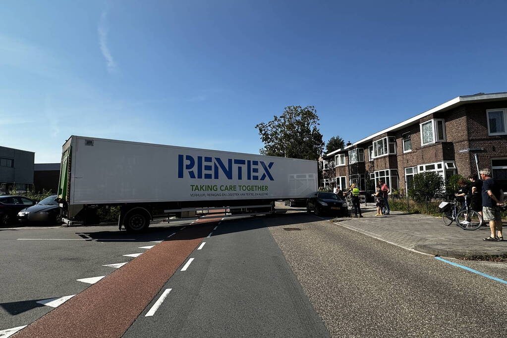 Trailer van vrachtwagen schiet los en ramt auto