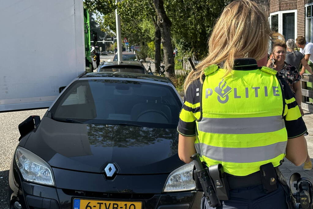 Trailer van vrachtwagen schiet los en ramt auto