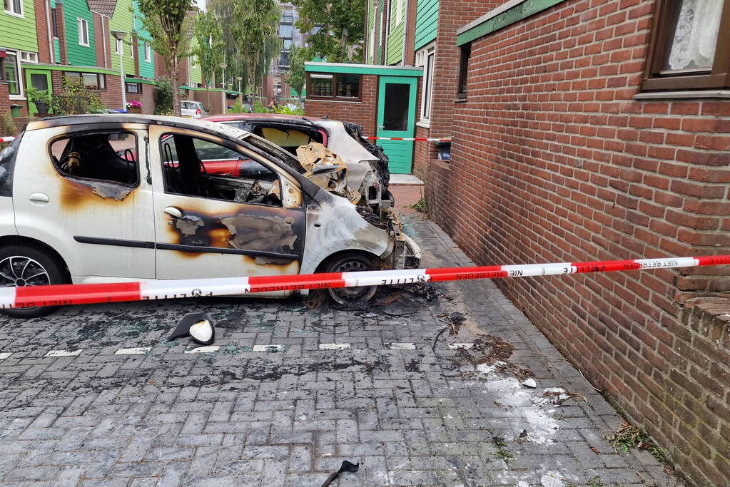 Twee auto's zwaar beschadigd door brand