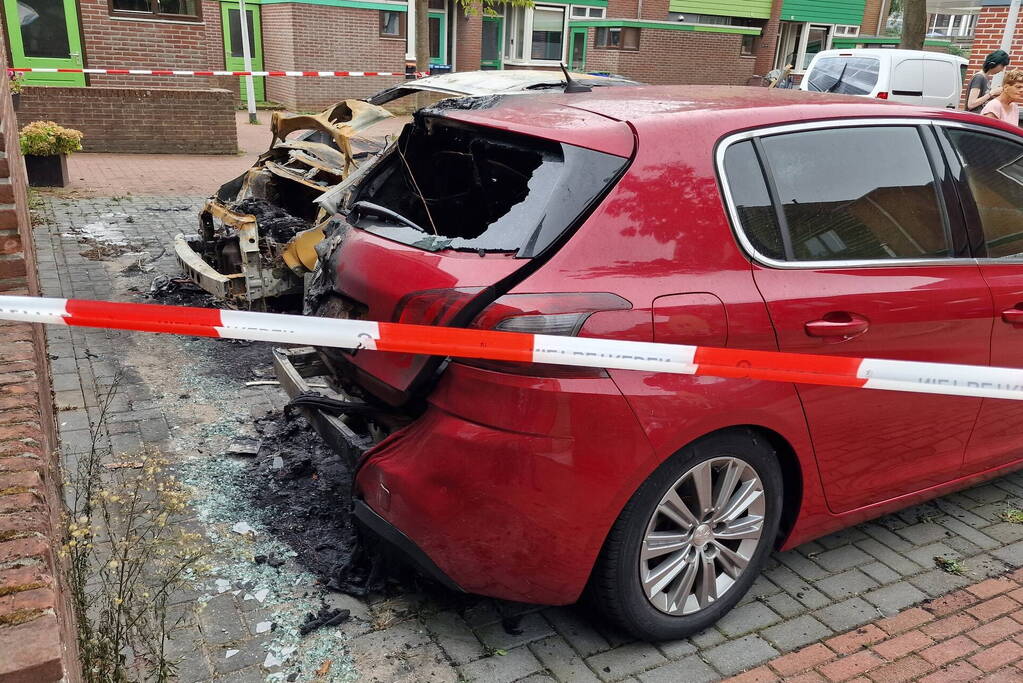 Twee auto's zwaar beschadigd door brand