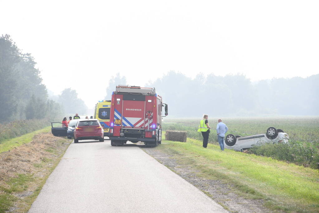 Auto belandt op zijn kop in greppel