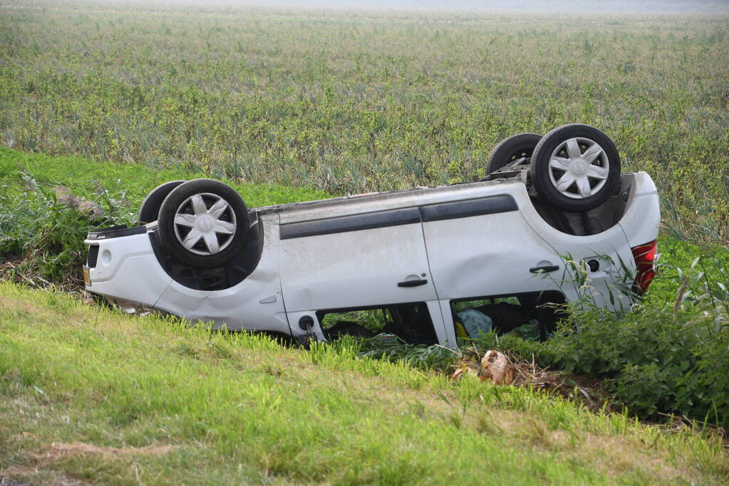 Auto belandt op zijn kop in greppel